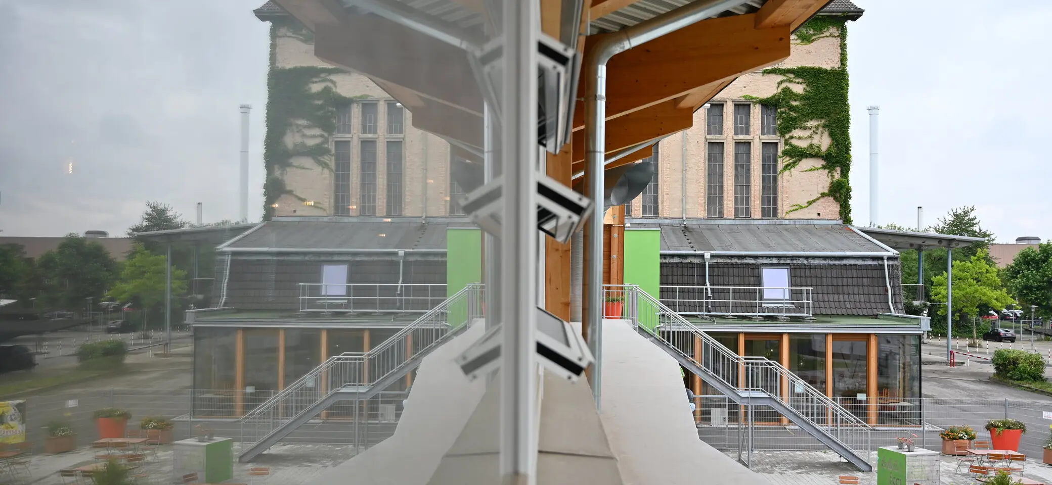 Boulderhalle Fenster Richtung Kletterhalle | © diekletterarena