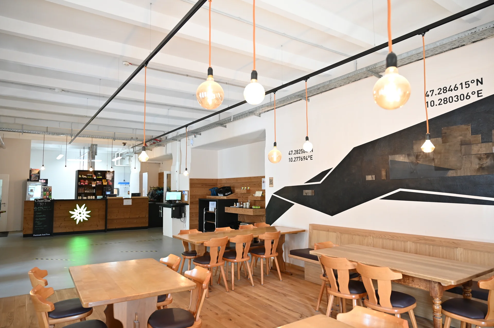 Eingangsbereich mit Bistrobereich, Theke und Checkin (Ansicht von oben) | © diekletterarena Theke mit Bestuhlung | © diekletterarena