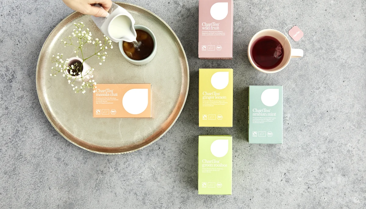 Einschenken einer Tasse Tee mit Platzierung der Verpackungen der verschiedenen Teesorten von Charitea | © charitea Chari Tea / Bistroangebot in der Kletterarena | © charitea