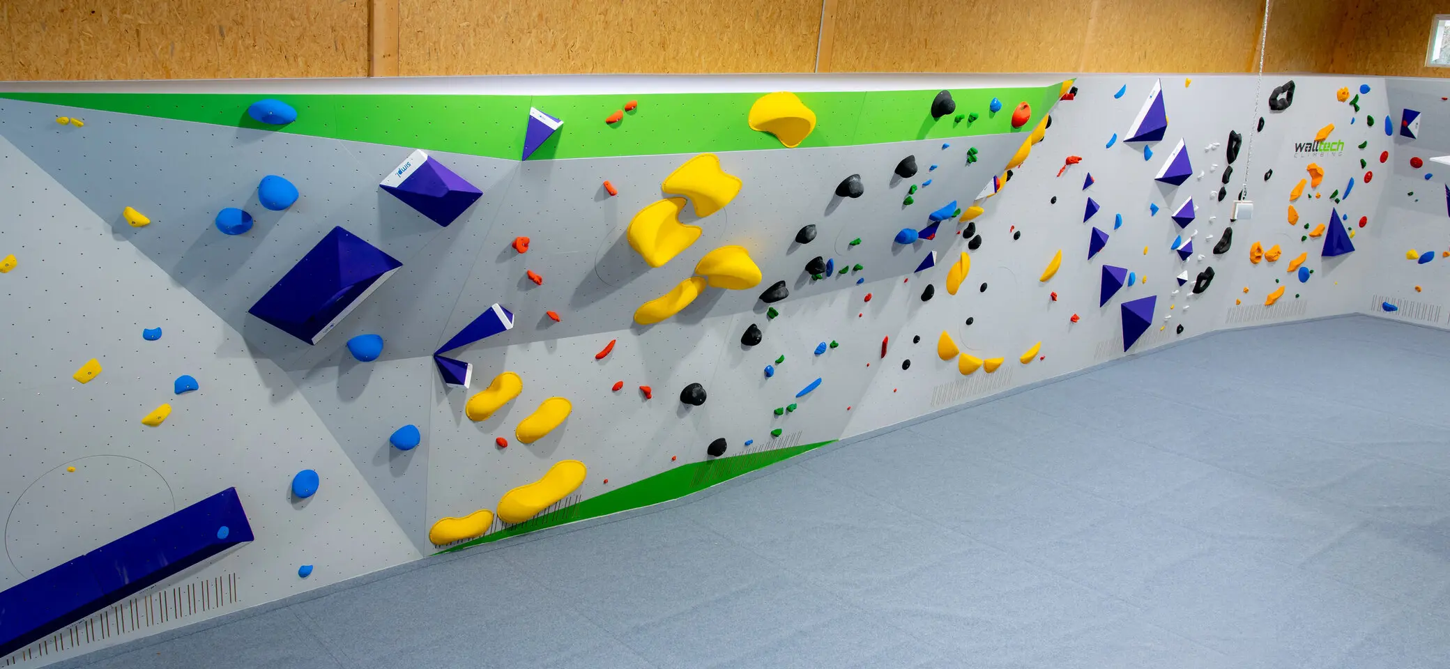 Ansicht der Routen an der Wettkampfwand von oben | © diekletterarena