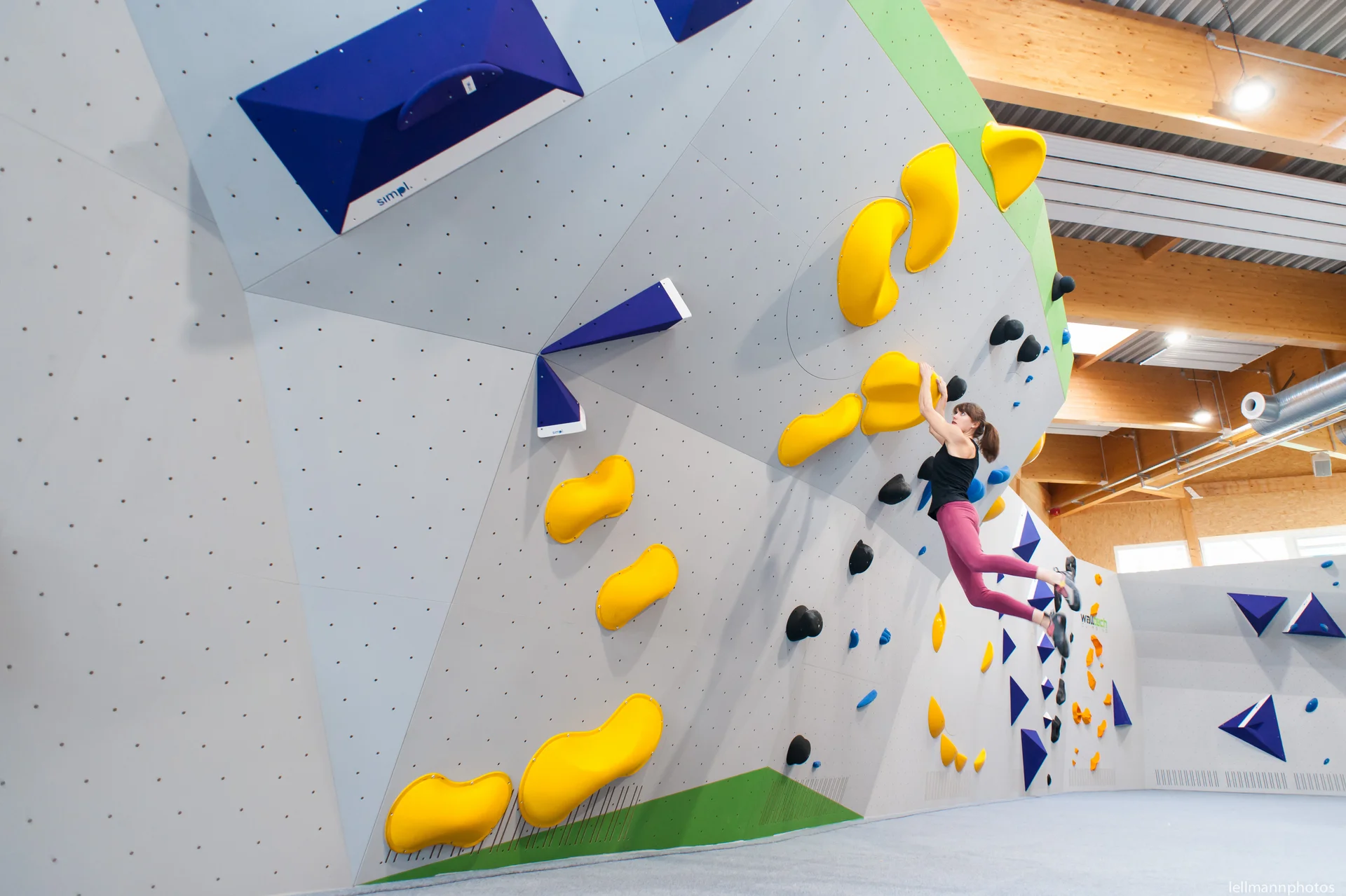 Frau beim Bouldern an der Wettkampfwand | © diekletterarena Wettkampfwand 04 | © diekletterarena