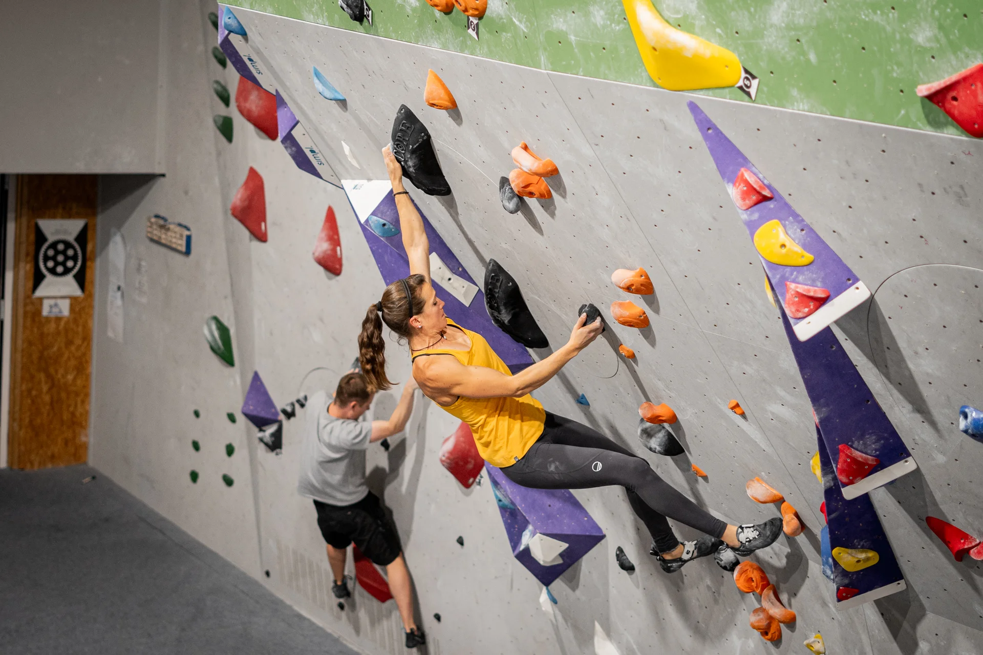 Kletterer an der Boulderwand in Aktion | © diekletterarena Kletterer an der Boulderwand in Aktion | © diekletterarena