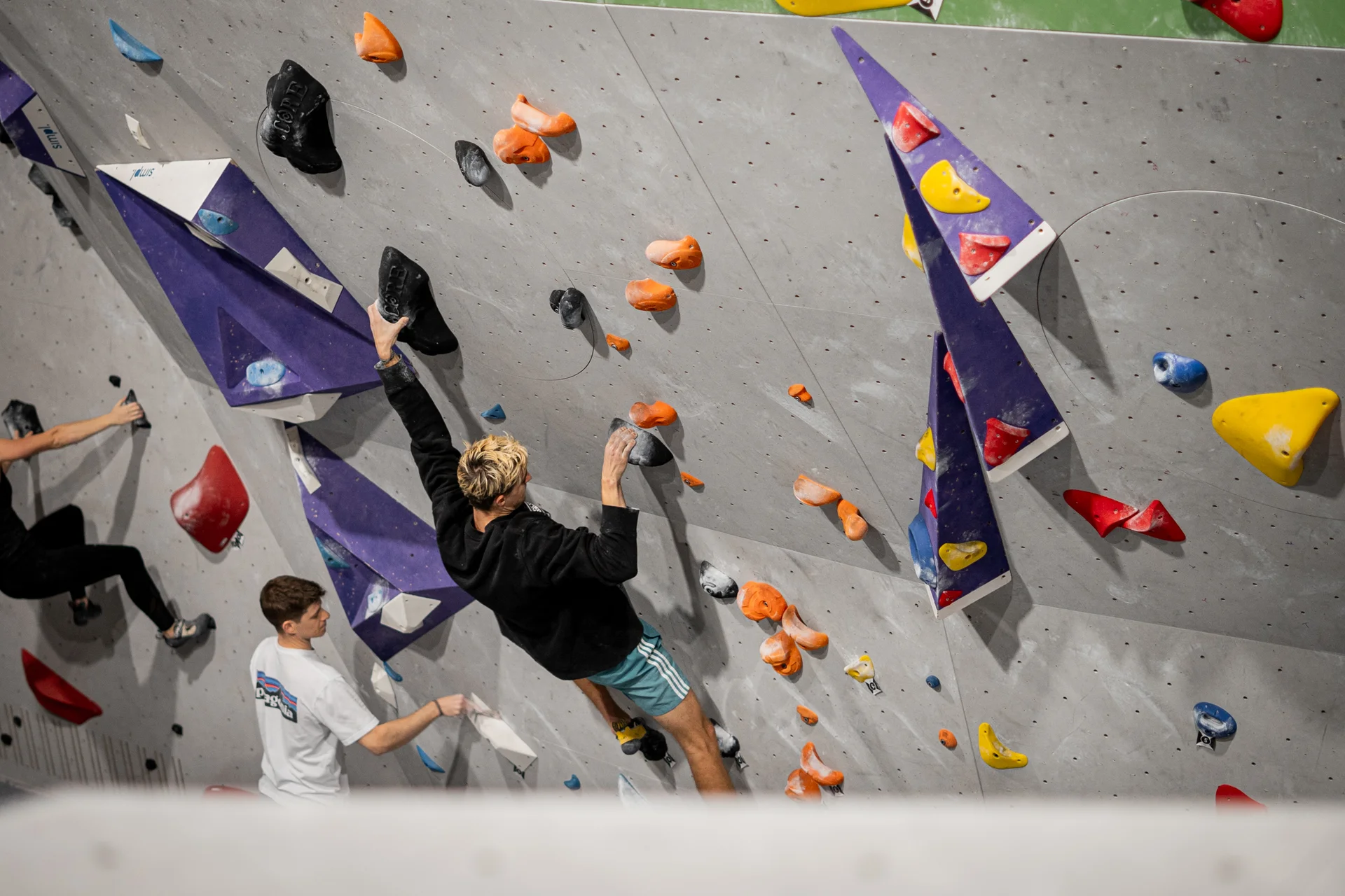 Boulderer an der Wand in Aktion | © diekletterarena Boulderer an der Wand in Aktion | © diekletterarena