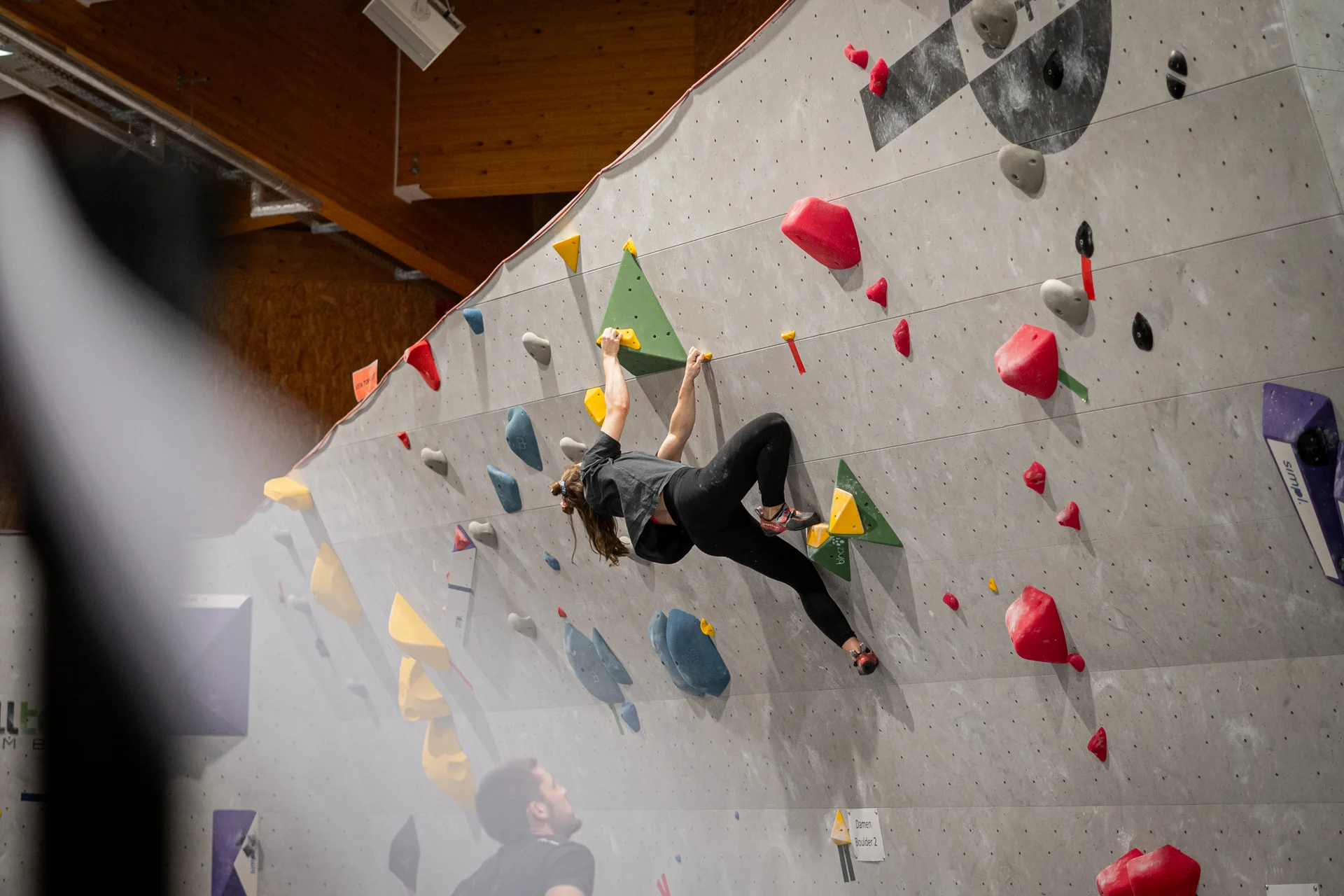 Frau beim Bouldern an der gelben Route | © diekletterarena Frau beim Bouldern an der gelben Route | © diekletterarena