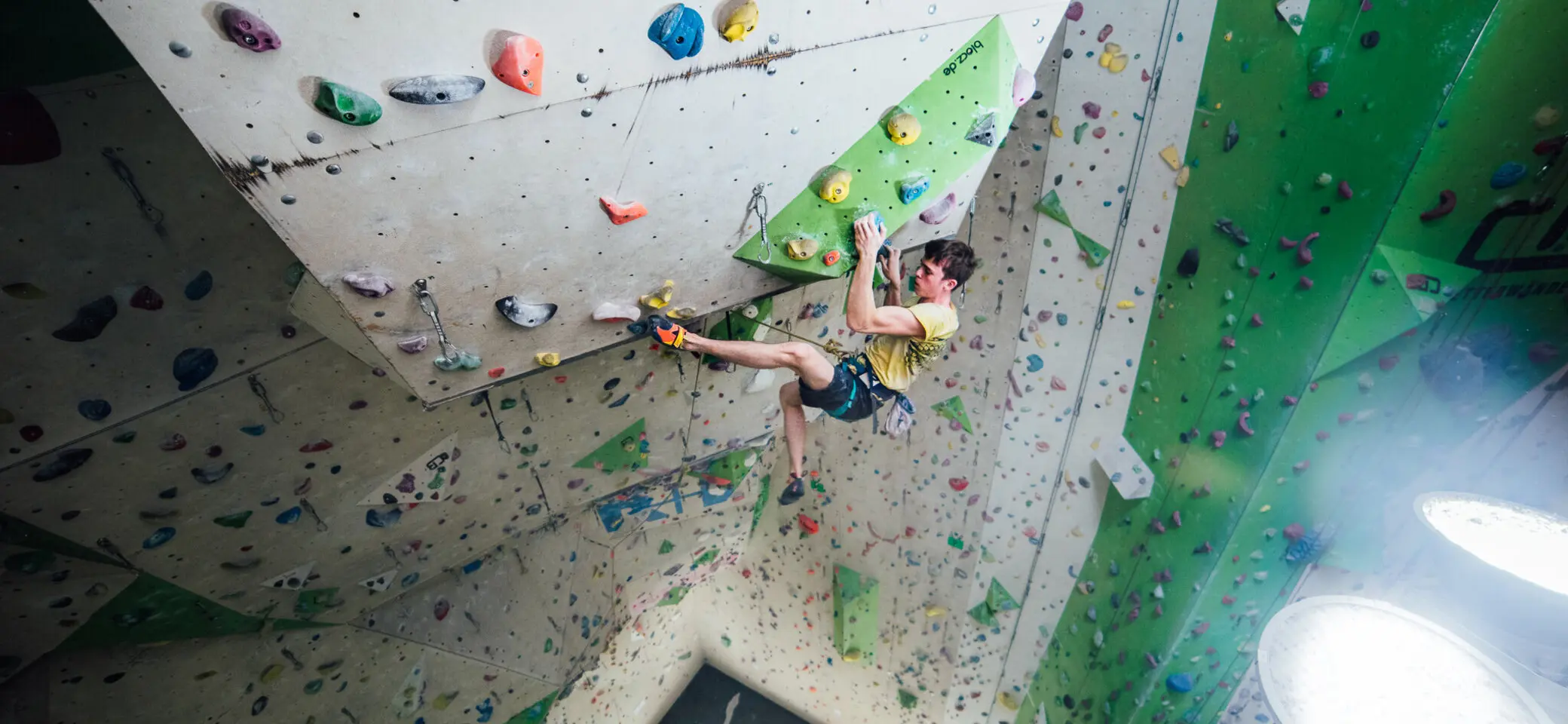 Kletterer an der Wettkampfwand I Kletterarena Heilbronn | © Jan Gruber I diekletterarena