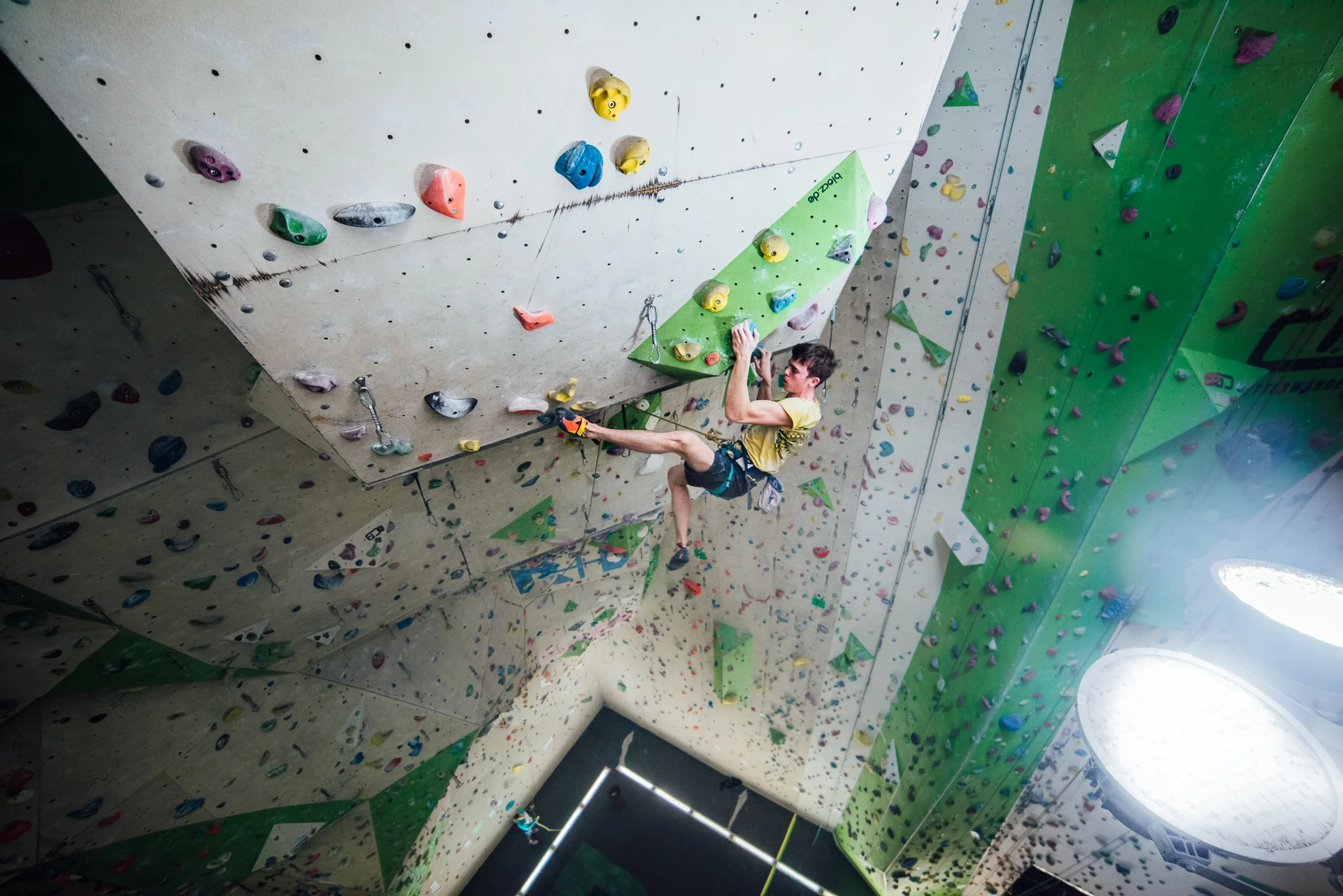 Kletterer an der Wettkampfwand beim Seilklettern | © Jan Gruber I diekletterarena Kletterer an der Wettkampfwand I Kletterarena Heilbronn | © Jan Gruber I diekletterarena