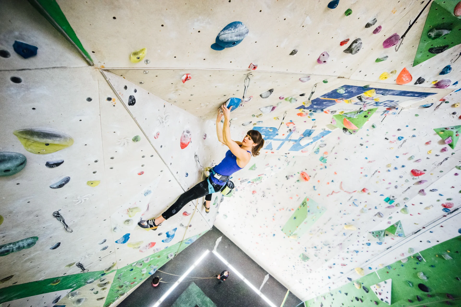 Kletterin beim Seilklettern an der Wettkampfwand | © diekletterarena Kletterer Wettkampfwand 04 | © diekletterarena