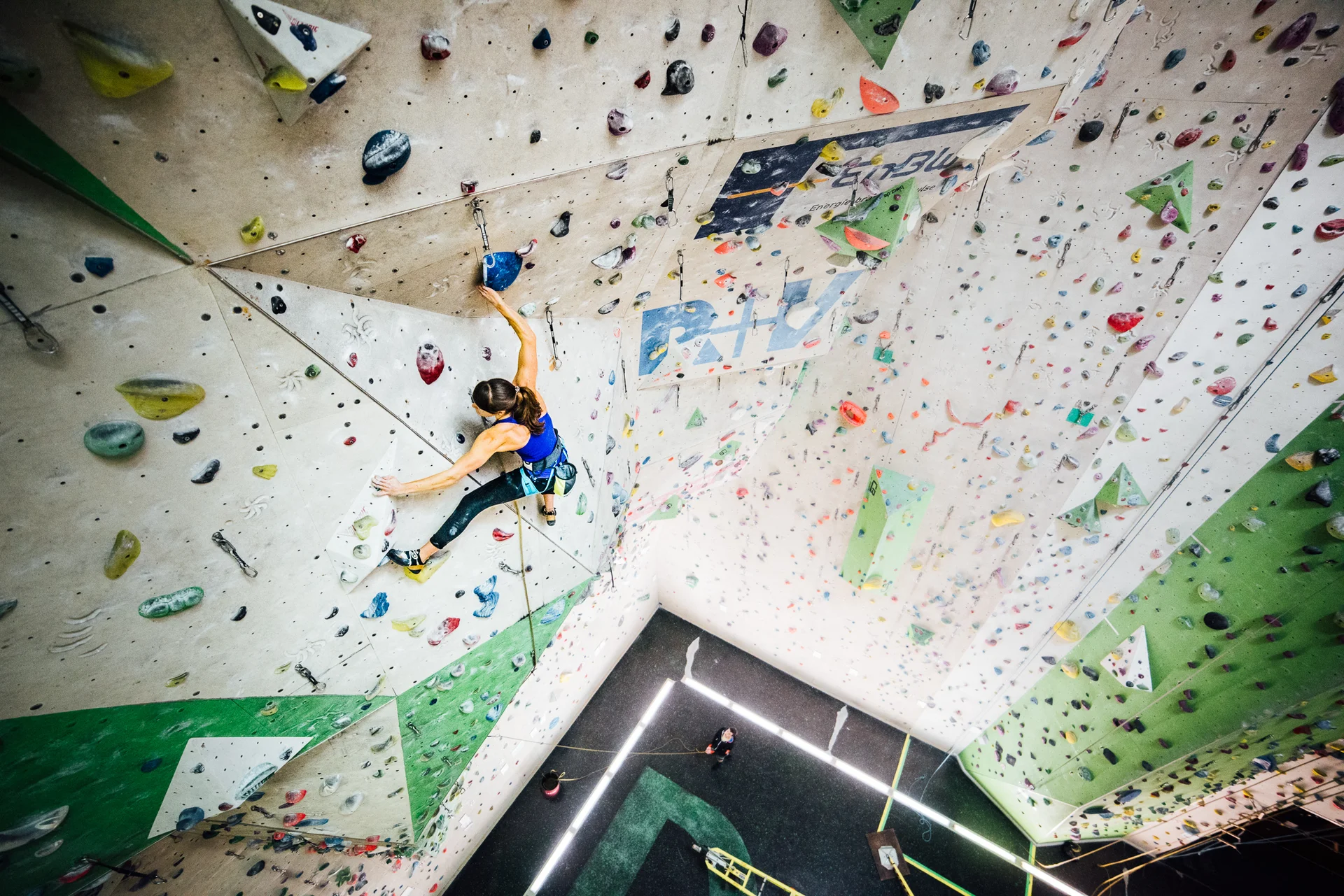 Kletterin beim Seilklettern an der Wettkampfwand | © diekletterarena Kletterer Wettkampfwand 03 | © diekletterarena