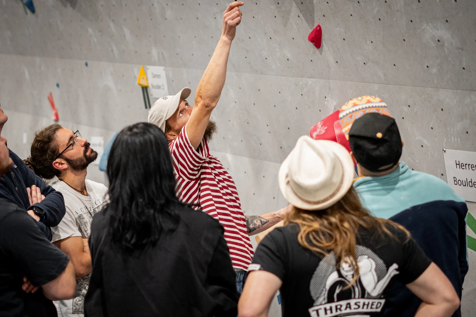 Arbeiterteam steht in der Boulderhalle vor einer Route und bespricht sich | © diekletterarena Zusammen anpacken in der Kletterarena | © diekletterarena