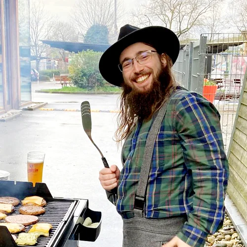 Portrait Frieder Kurrle beim Grillen | © diekletterarena Portrait Frieder Kurrle / Team / diekletterarena | © diekletterarena