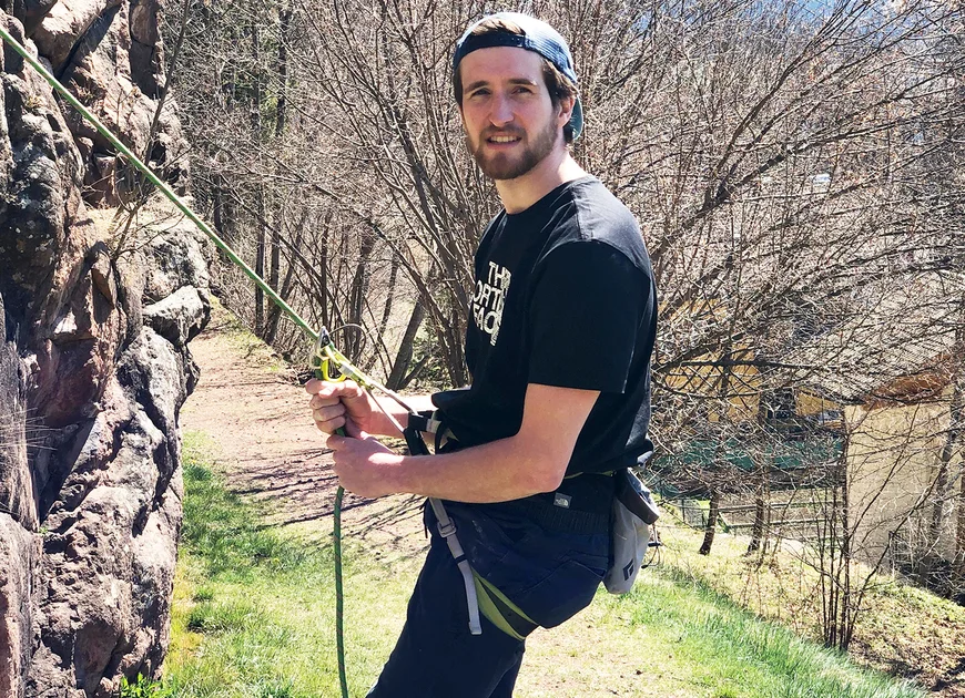 Portrait von Jonas beim Sichern in der Natur vor Kletterwand | © Jonas Mittelholz Portrait von Jonas beim Sichern in der Natur | © Jonas Mittelholz