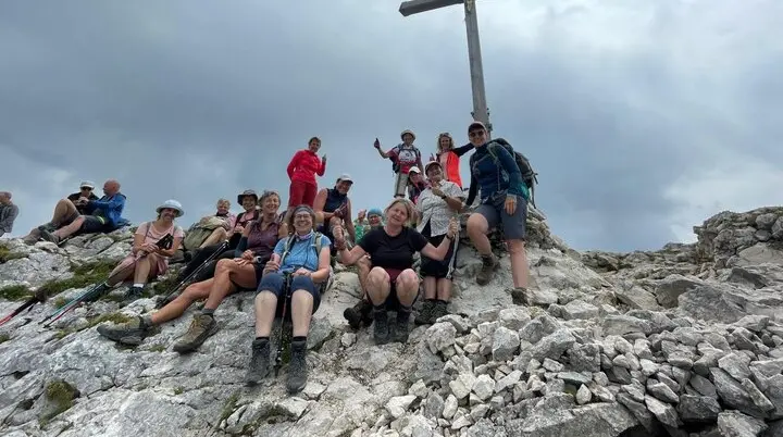Gruppenfoto der Frauenwandergruppe auf dem Gipfel in den Bergen | © DAV Heilbronn